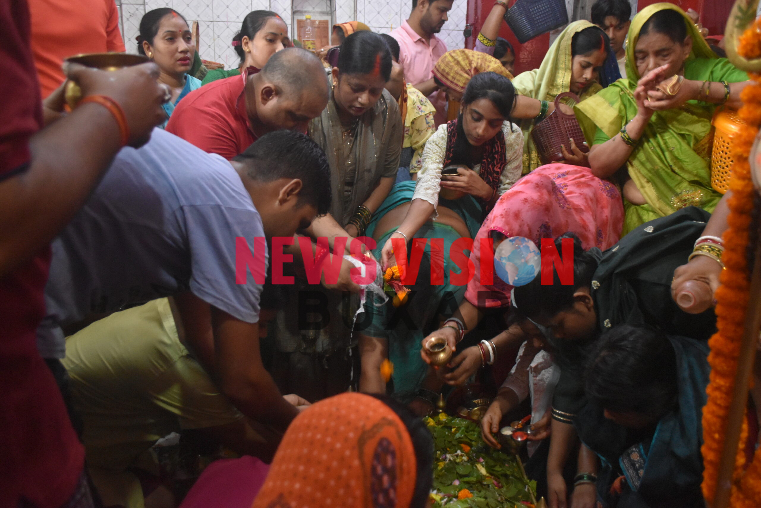 गौरीशंकर मंदिर में जलाभिषेक करते श्रद्धालु 